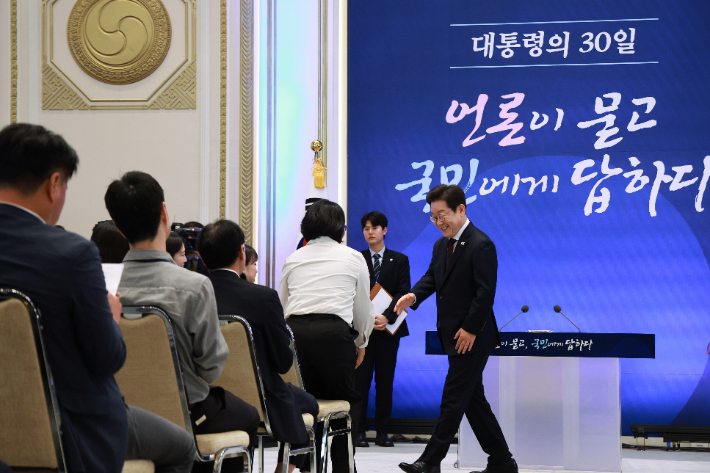 이재명 대통령이 3일 청와대 영빈관에서 열린 '대통령의 30일, 언론이 묻고 국민에게 답하다' 기자회견에 입장하며 출입기자들과 인사하고 있다. 연합뉴스