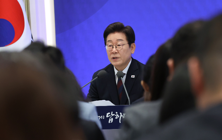李대통령 "민생 안정과 국민 생활비 부담 완화 처방 총동원"
