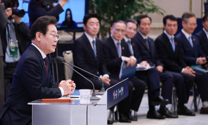 이재명 대통령이 3일 청와대 영빈관에서 열린 '대통령의 30일, 언론이 묻고 국민에게 답하다' 기자회견에서 발언하고 있다. 연합뉴스