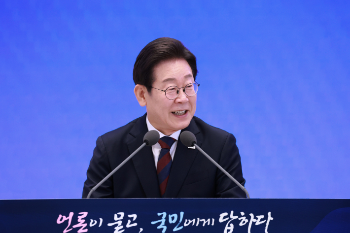 [속보]李대통령 "주 4.5일제, 사회적 대화로 점진적 진행해야"