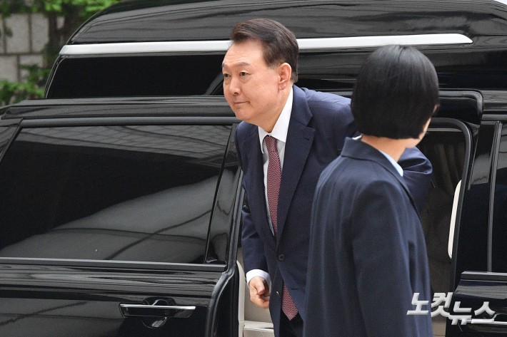 윤석열 전 대통령이 3일 서울 서초구 서울중앙지방법원에서 열린 내란 우두머리 혐의·직권남용 권리행사 방해 혐의 사건 9차 공판에 출석하고 있다. 2025.07.03 사진공동취재단