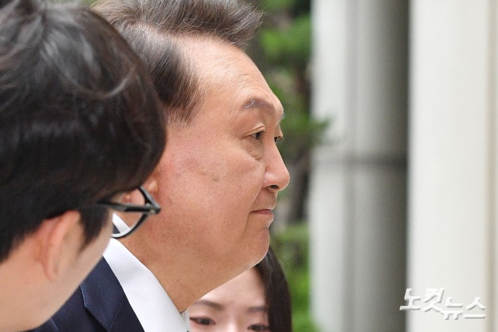 윤석열 전 대통령이 3일 서울 서초구 서울중앙지방법원에서 열린 내란 우두머리 혐의·직권남용 권리행사 방해 혐의 사건 9차 공판에 출석하고 있다. 2025.07.03 사진공동취재단