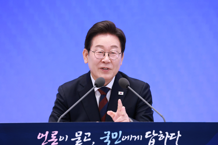 이재명 대통령이 3일 청와대 영빈관에서 열린 '대통령의 30일, 언론이 묻고 국민에게 답하다' 기자회견에서 발언하고 있다. 연합뉴스