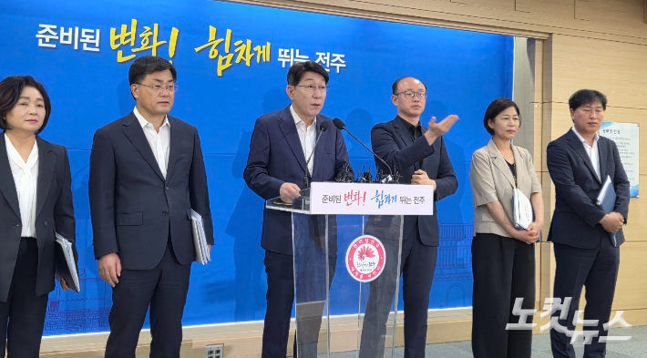 우범기 전주시장이 3일 시청에서 취임 3주년 기자회견을 하고 있다. 최명국 기자