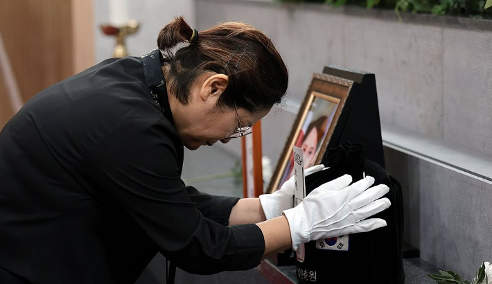 지난 2024년 7월 20일 서울 동작구 국립서울현충원에서 열린 고(故) 이예람 중사 봉안식에서 유가족이 고인의 유골함을 어루만지고 있다. 연합뉴스