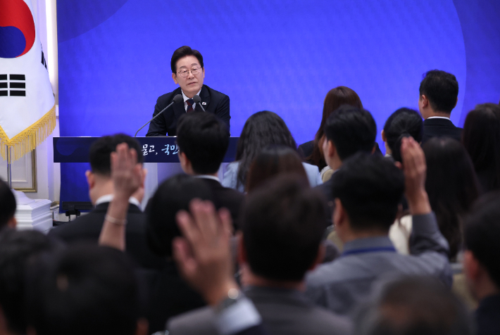[속보]李대통령 "수사·기소권 분리, 전보다 반대 많지 않은 듯"