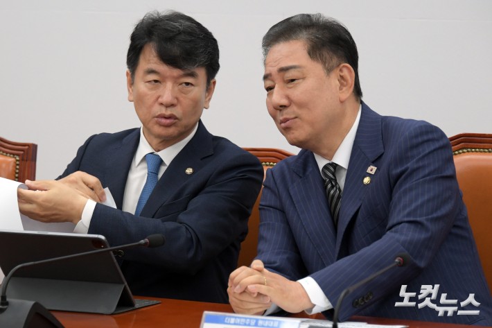 더불어민주당 김병기 당대표 직무대행 겸 원내대표와 문진석 원내수석부대표가 3일 서울 여의도 국회에서 열린 신탁사기 피해자 구제를 위한 사회적 협약식에서 대화를 하고 있다.