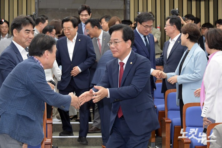 의원들과 인사하는 송언석 비대위원장 겸 원내대표