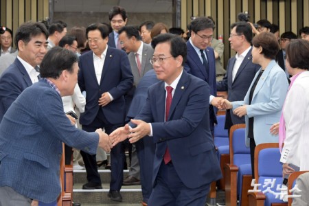 의원들과 인사하는 송언석 비대위원장 겸 원내대표