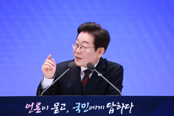 이재명 대통령이 3일 청와대 영빈관에서 열린 '대통령의 30일, 언론이 묻고 국민에게 답하다' 기자회견에서 발언하고 있다. 연합뉴스