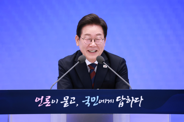 이재명 대통령이 3일 청와대 영빈관에서 '대통령의 30일, 언론이 묻고 국민에게 답하다' 기자회견에서 미소짓고 있다. 연합뉴스