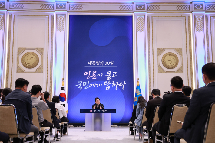 [속보]李대통령 "경제 흐름, 부동산→금융시장 옮겨야"
