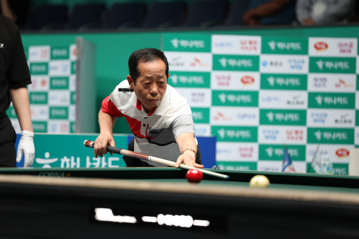 프로당구 역대 최연소 우승자인 김영원을 꺾는 노장 김정규. PBA