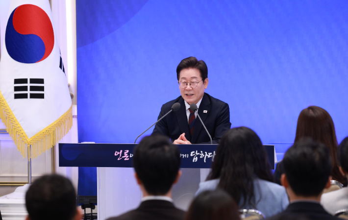 농담 던지며 긴장 푼 李대통령…'취임 30일' 회견 이모저모