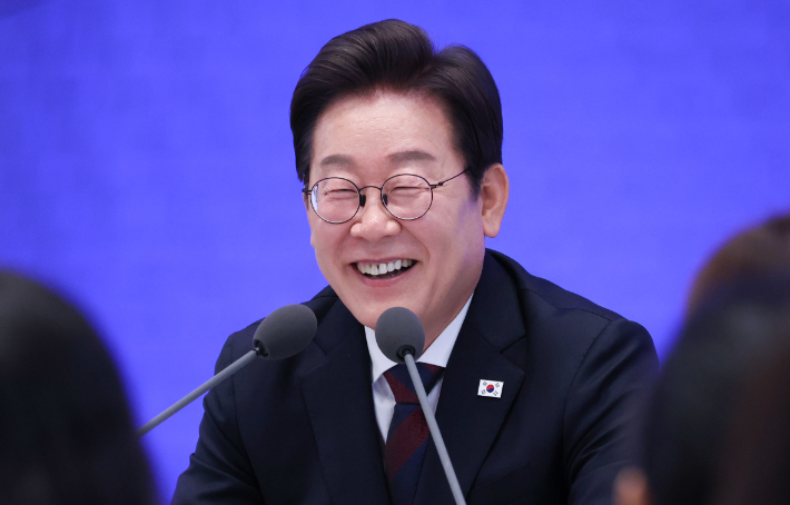 농담 던지며 긴장 푼 李대통령…'취임 30일' 회견 이모저모