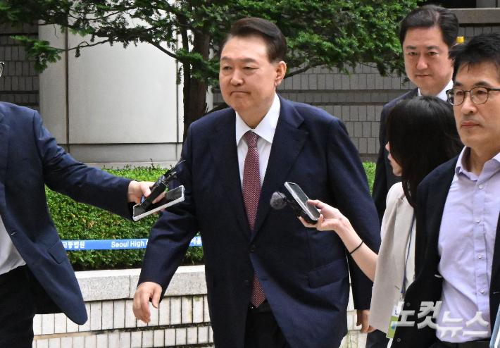 윤석열 전 대통령이 3일 서울 서초구 서울중앙지방법원에서 열린 우두머리 혐의·직권남용 권리행사 방해 혐의 사건 9차 공판에 출석하고 있다. 류영주 기자