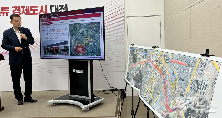 남시덕 대전시 교통국장이 3일 외삼~유성복합터미널 BRT 연결도로 공사 과정을 설명하고 있다. 정세영 기자