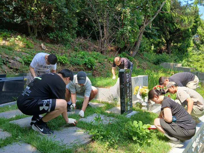 동명대 학생들이 안성녀 지사의 묘역을 정화하고 있다. 동명대학교 제공
