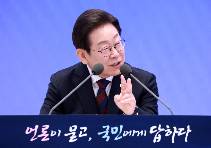이재명 대통령이 3일 청와대 영빈관에서 열린 '대통령의 30일, 언론이 묻고 국민에게 답하다' 기자회견에서 취재진의 질문에 답하고 있다. 연합뉴스