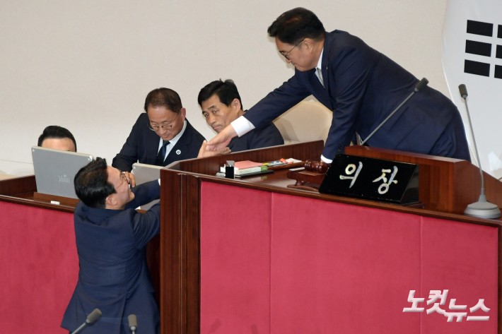 김민석 국무총리 후보자가 3일 서울 여의도 국회에서 열린 제426회 국회(임시회) 제4차 본회의에서 총리 임명동의안에 대한 투표를 마치고 우원식 국회의장과 인사를 하고 있다.(이날 김민석 국무총리 임명동의안은 국민의힘 의원들이 불참한 가운데 본회의를 통과했다.)