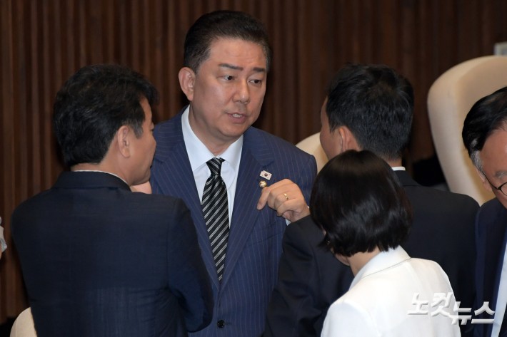 3일 서울 여의도 국회에서 열린 제426회국회(임시회) 제4차 본회의에서 더불어민주당 김병기 당대표 직무대행 겸 원내대표가 의원들과 대화를 하고 있다.