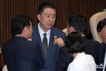 3일 서울 여의도 국회에서 열린 제426회국회(임시회) 제4차 본회의에서 더불어민주당 김병기 당대표 직무대행 겸 원내대표가 의원들과 대화를 하고 있다.