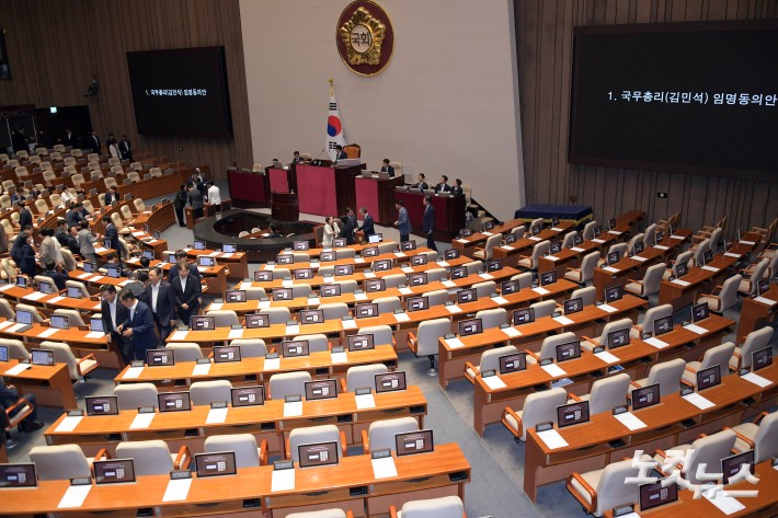 3일 서울 여의도 국회에서 열린 본회의에서 김민석 국무총리 후보자 임명동의안 무기명 투표가 진행되고 있다. 이날 국민의힘 의원들은 김민석 총리 후보자 임명동의안 표결에 불참하며 자리가 비어있다.