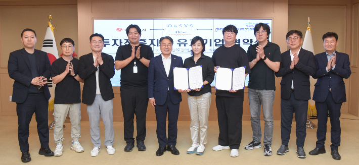 광주광역시는 3일 시청 비즈니스룸에서 시각특수효과(VFX) 전문기업 ㈜오아시스스튜디오, 글로벌 예능 제작사 ㈜루이웍스미디어와 투자진흥지구 업무협약을 체결했다. 광주시 제공