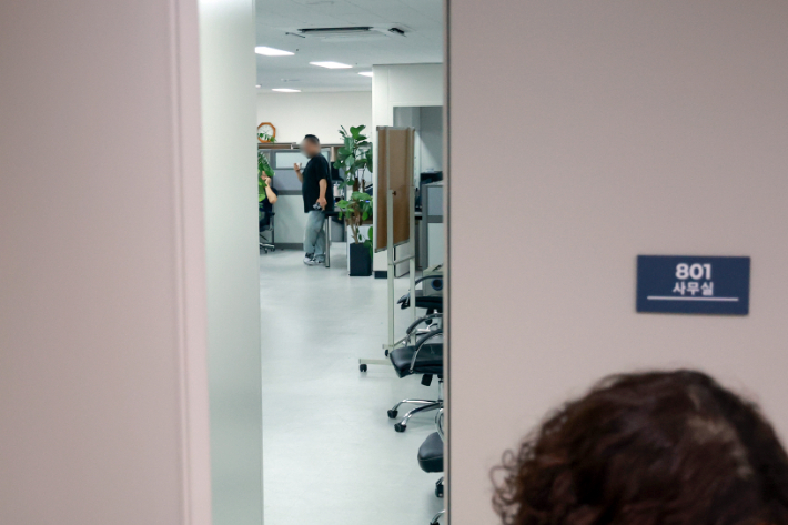 윤석열 전 대통령 배우자 김건희 여사를 둘러싼 각종 의혹을 수사하는 민중기 특별검사팀이 삼부토건에 대해 압수수색에 나선 3일 서울 종로구 삼부토건 사무실. 연합뉴스