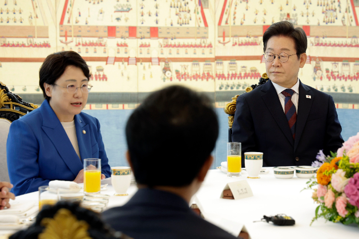 이재명 대통령이 3일 서울 한남동 관저에서 열린 비교섭단체 5당 지도부 오찬 회동에서 조국혁신당 김선민 당대표 권한대행의 발언을 듣고 있다. 연합뉴스