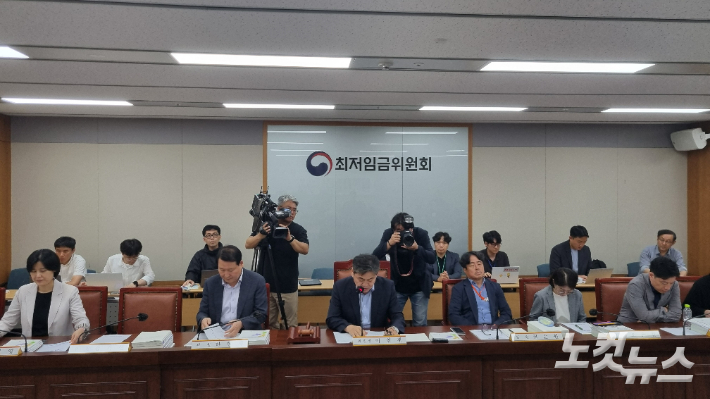 최저임금위원회 위원들이 7월 3일 정부세종청사에서 제9차 전원회의를 열어 2026년도 적용 최저임금을 논의하고 있다. 김민재 기자