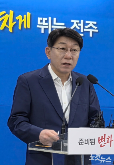 우범기 전주시장이 3일 취임 3주년 기자회견에서 질문에 답하고 있다. 최명국 기자