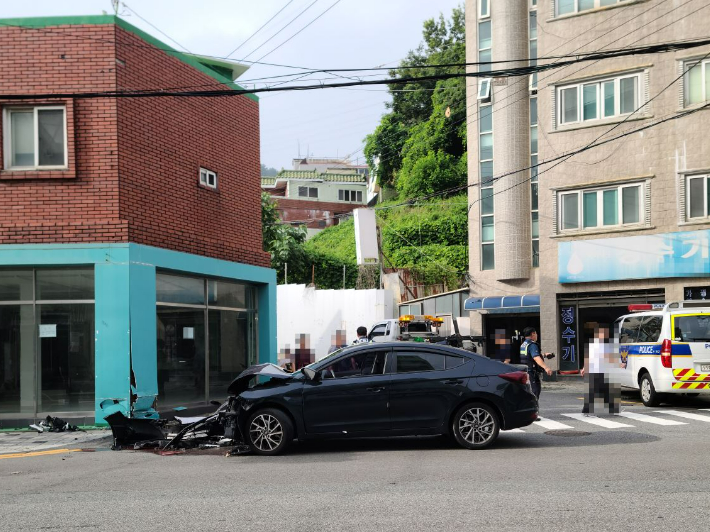 건물외벽·경찰차 들이받고 도주…20대 남성 2명 검거