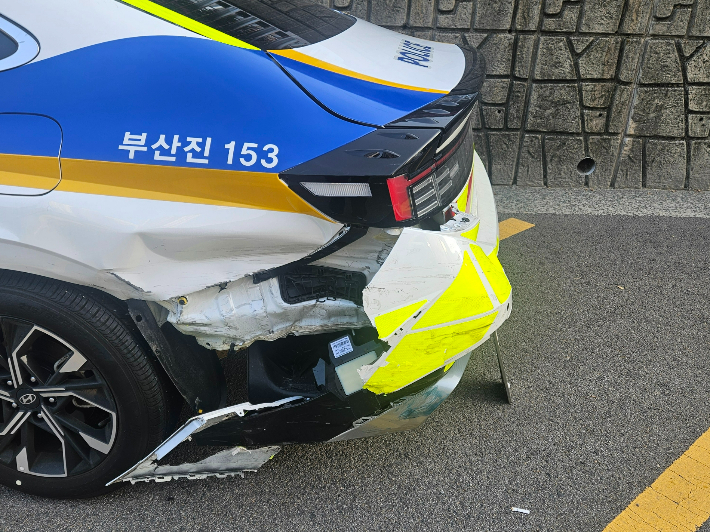지난달 27일 오전 6시 10분쯤 부산진구 부전교차로에서 20대 남성이 몰던 승용차가 신호를 위반한 뒤, 앞서 가던 경찰차를 뒤에서 들이받았다. 부산경찰청 제공
