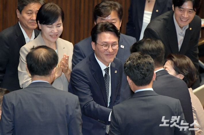 김민석 "먼저 책임지겠다"…국힘 반발 속 인준안 통과