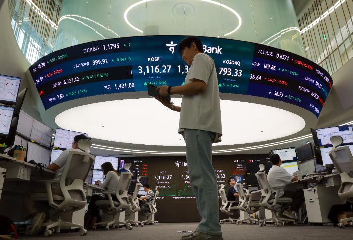 3일 서울 중구 하나은행 본점 딜링룸에서 딜러들이 업무를 보고 있다. 연합뉴스