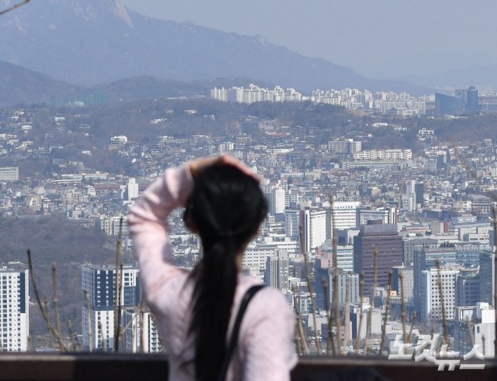 서울 남산에서 바라본 서울 하늘이 푸르게 보이고 있다. 류영주 기자