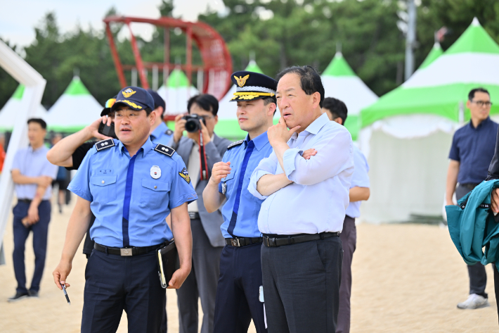 속초해수욕장 인명구조 합동훈련 참관하는 이병선 속초시장. 속초시 제공