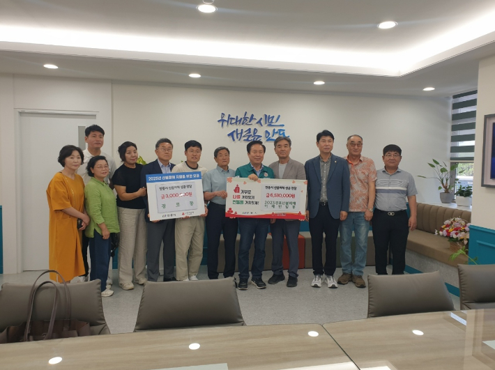 강릉시 경포동은 3일 대형산불로 큰 피해를 입은 안동시를 방문해 위로의 마음을 전하고 성금을 전달하는 뜻깊은 행사를 가졌다. 강릉시 제공