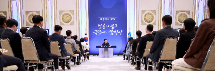 이재명 대통령이 3일 청와대 영빈관에서 '대통령의 30일, 언론이 묻고 국민에게 답하다' 기자회견을 하고 있다. 연합뉴스