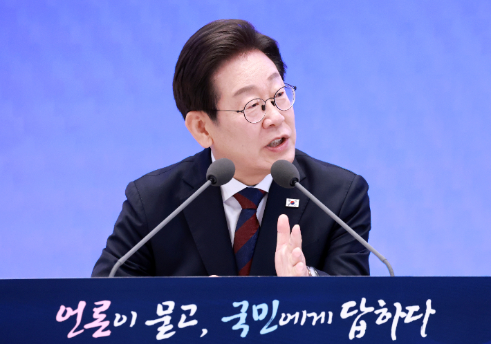 이재명 대통령이 3일 청와대 영빈관에서 열린 '대통령의 30일, 언론이 묻고 국민에게 답하다' 기자회견에서 취재진의 질문에 답하고 있다. 연합뉴스
