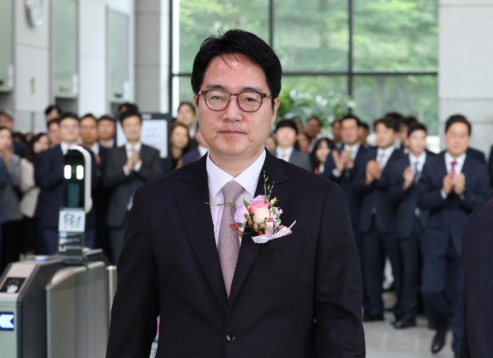 심우정 검찰총장이 2일 서울 서초구 대검찰청에서 퇴임식을 마친 뒤 청사를 나서고 있다. 연합뉴스