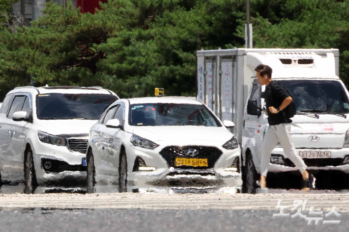 전국 대부분 지역에 폭염특보가 발효된 가운데 도로에 지열로 인한 아지랑이가 피어오르고 있다. 박종민 기자