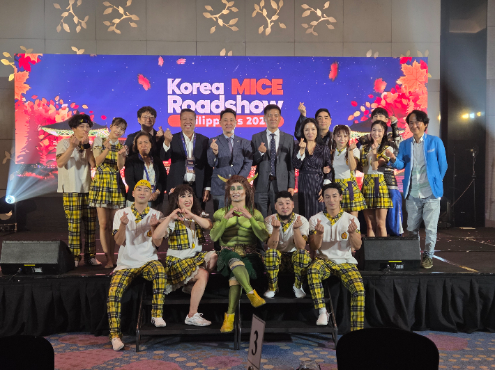 인피니티 플라잉 공연 후 기념촬영을 하고 있다. 경북문화관광공사 제공