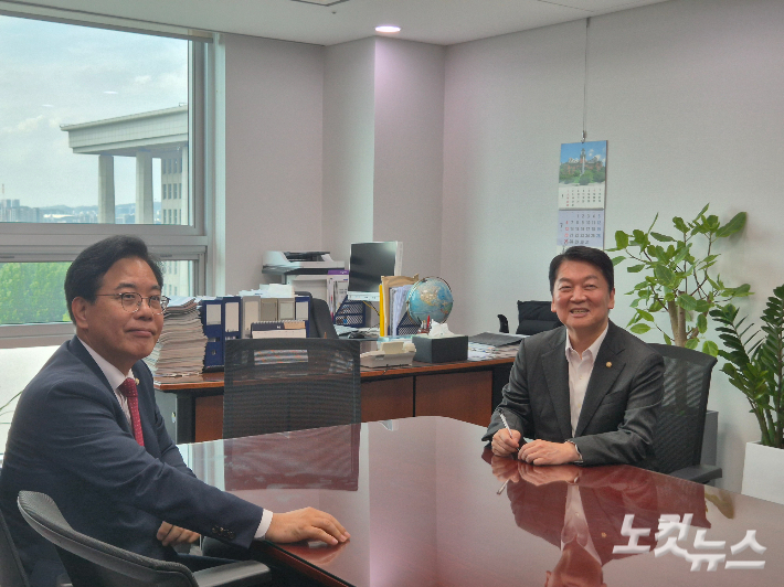 국민의힘 송언석 비상대책위원장 겸 원내대표와 안철수 혁신위원장 내정자가 3일 서울 여의도 국회 의원회관에서 만나 당 혁신위 관련 대화를 하고 있다. 박희영 기자