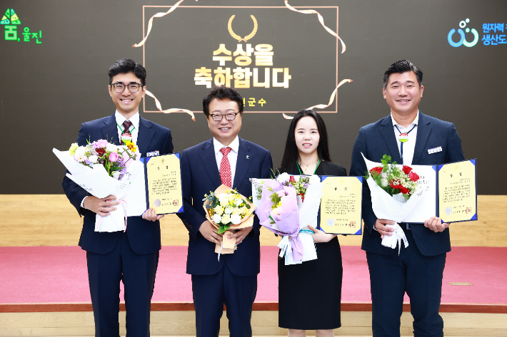 손병복 울진군수가 행정의 숨은 일꾼으로 선발된 3명과 기념사진을 촬영하고 있다. 울진군 제공