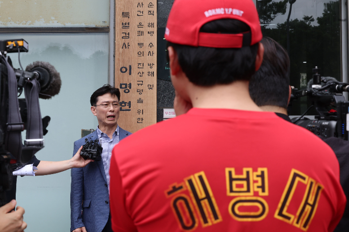 임성근 전 해병대 1사단장이 2일 서울 서초구에 마련된 이명현 순직해병 특검 사무실에 출석하며 입장을 밝히고 있다. 연합뉴스