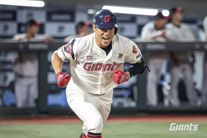 롯데 전준우가 3일 부산 사직구장에서 열린 프로야구 LG와 홈 경기, 8회 결승타를 친 뒤 포효하고 있다. 롯데 자이언츠