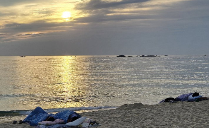 강원 동해안에 열대야가 지속되면서 더위를 피해 해변 백사장으로 나온 시민들. 연합뉴스