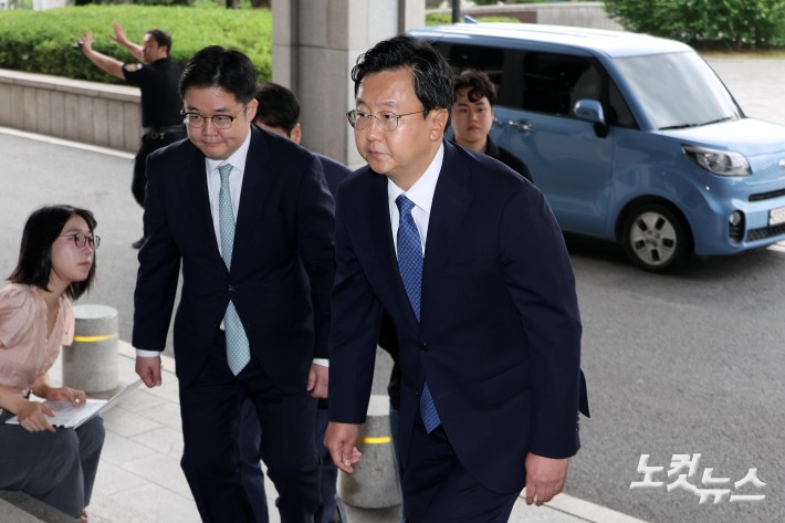 출근하는 정진우 신임 서울중앙지검장